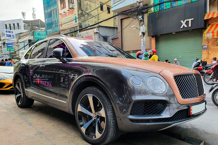 Siêu phẩm này sử dụng khối động cơ V8 tăng áp kép 4.0L để cho ra công suất tối đa 542 mã lực và mô-men xoắn cực đại 770 Nm. Từ đó, Bentley Bentayga V8 có thể tăng tốc từ 0 - 100 km/h chỉ với 4,5 giây trước khi đạt vận tốc tối đa 289 km/h.