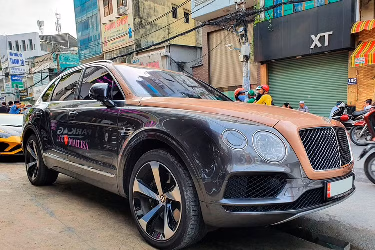 Siêu phẩm này sử dụng khối động cơ V8 tăng áp kép 4.0L để cho ra công suất tối đa 542 mã lực và mô-men xoắn cực đại 770 Nm. Từ đó, Bentley Bentayga V8 có thể tăng tốc từ 0 - 100 km/h chỉ với 4,5 giây trước khi đạt vận tốc tối đa 289 km/h.