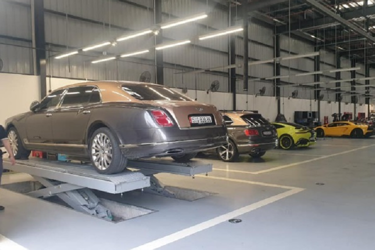 Những cái tên nổi bật có thể kể đến trong bộ sưu tập trăm tỷ của doanh nhân này như Ferrari 488 Pista Spider, McLaren Senna, Lamborghini Aventador S…. và đặc biệt là Koenigsegg Regera đắt giá nhất Việt Nam. Được biết, cả 2 chiếc xe siêu sang Bentley của Hoàng Kim Khánh mang từ Sài Gòn xuống Rạch Giá để tiền trạm đều được đặt mua theo diện chính hãng.