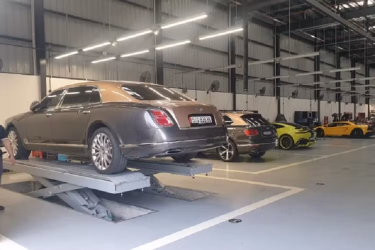 Những cái tên nổi bật có thể kể đến trong bộ sưu tập trăm tỷ của doanh nhân này như Ferrari 488 Pista Spider, McLaren Senna, Lamborghini Aventador S…. và đặc biệt là Koenigsegg Regera đắt giá nhất Việt Nam. Được biết, cả 2 chiếc xe siêu sang Bentley của Hoàng Kim Khánh mang từ Sài Gòn xuống Rạch Giá để tiền trạm đều được đặt mua theo diện chính hãng.