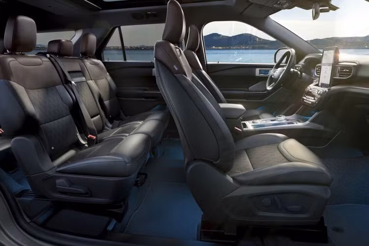 Chiếc SUV thuần điện gây ấn tượng với màn hình cảm ứng trung tâm Ford Sync Move kích thước 15 inch kiểu dọc, có thể nâng lên hạ xuống một cách mượt mà theo góc 30 độ. Ở cụm điều khiển trung tâm, Ford Explorer EV còn được thiết kế một khu vực để đồ chứa vừa hai điện thoại thông minh cỡ lớn đi kèm sạc không dây,...