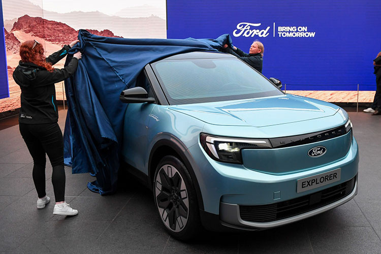 Các tính năng ADAS khác trên Ford Explorer EV bao gồm: kiểm soát hành trình thích ứng thông minh với chức năng Stop &amp; Go, hỗ trợ trước va chạm, Cảnh báo phương tiện cắt ngang với phanh chủ động, hỗ trợ đỗ xe chủ động 2.0... Tại thị trường châu, giá xe Ford Explorer EV 2024 cho hai phiên bản, Explorer và Explorer Premium dự kiến khởi điểm từ dưới 45.000 Euro (khoảng 49.000 USD - tương đương 1,15 tỷ đồng).