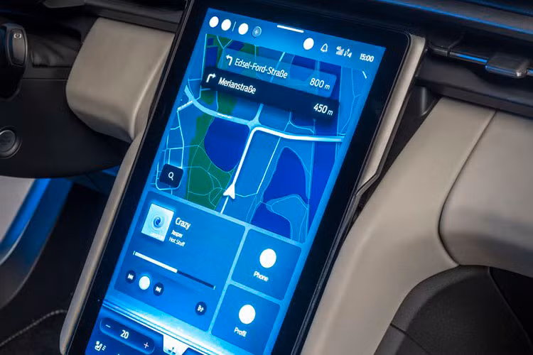 Theo một số nguồn tin, dẫn động cầu sau là trang bị tiêu chuẩn trên Explorer EV bản Premium sẽ có dẫn động bốn bánh, sạc nhanh 10-80% trong 25 phút và có bơm nhiệt giúp cải thiện hiệu suất năng lượng.