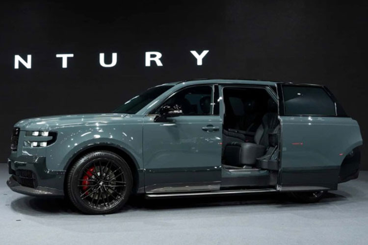 Phía sau vô lăng của xe là bảng đồng hồ kỹ thuật số có kích thước 12,3 inch, tương đương màn hình cảm ứng trung tâm. Không có gì ngạc nhiên khi nội thất của Toyota Century 2024 khá ít chi tiết bằng nhựa cứng. Ngoài ra, xe còn giữ lại nhiều nút bấm cơ học để chỉnh điều hòa, ghế và các tính năng khác.