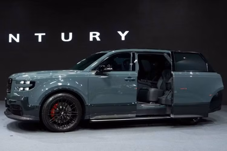 Phía sau vô lăng của xe là bảng đồng hồ kỹ thuật số có kích thước 12,3 inch, tương đương màn hình cảm ứng trung tâm. Không có gì ngạc nhiên khi nội thất của Toyota Century 2024 khá ít chi tiết bằng nhựa cứng. Ngoài ra, xe còn giữ lại nhiều nút bấm cơ học để chỉnh điều hòa, ghế và các tính năng khác.