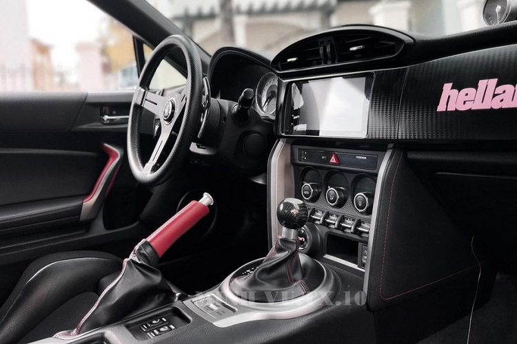 Tiếp đến là việc xe được trang bị bộ mâm 3 mảnh của hãng Work với phần bên ngoài mạ crom sáng bóng có giá đến 282 triệu đồngnằm sâu bên trong là bộ phanh Endless với kẹp phanh màu xanh. Sau cùng là chi tiết gương chiếu hậu bằng carbon có thiết kế đẹp mắt.