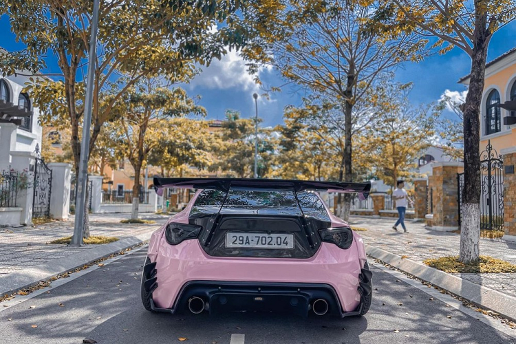 Theo công bố của nhà sản xuất, Toyota GT86 có khả năng tăng tốc từ vị trí xuất phát lên 100 km/h trong vòng thời gian 8,2 giây trước khi đạt tốc độ tối đa 210 km/h. Lúc Toyota Việt Nam phân phối xe 86 chỉ có bản số tự động 6 cấp Aisin có lẫy chuyển số trên vô-lăng.