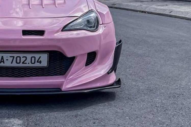 Dách sách độ không chỉ có ở ngoại thất, nội thất của xe mà còn được thay nhiều chi tiết ở hệ truyền động như cửa hút gió hiệu suất cao của hãng Mishimoto, hệ thống ống xả kết hợp của HKS và Greddy, bộ vi sai trượt giới hạn Cusco LSD 2 chiều...