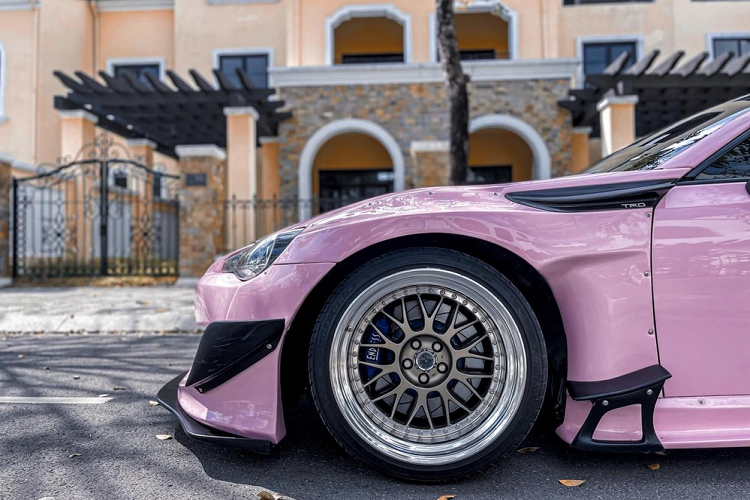Rocket Bunny rất mạnh trong việc thiết kế ra các bộ body kit thân rộng nhưng độ nổi tiếng toàn cầu có lẽ không được nhiều người biết đến như Liberty Walk. Việc lắp bộ body kit Rocket Bunny V3 sẽ giúp cho chiếc xe Toyota GT86 đời 2012 này trở nên lôi cuốn hơn khi bánh xe có thể choãi ra rất hầm hố cá tính khi chủ nhân hạ gầm, chi phí cho body kit này 123 triệu đồng.
