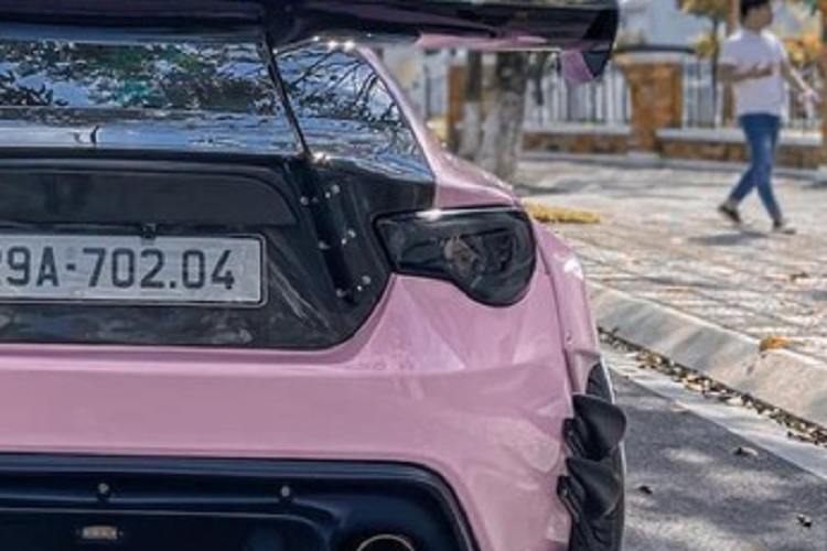 Tiếp theo là kha khá đồ chơi từ vô lăng 3 chấu kiểu xe đua của hãng Nardi có tích hợp thêm lẫy chuyển số thể thao carbon, tiếp theo là 3 đồng hồ analog cùng 1 màn hình điện tử hiển thị thông số, ở bảng táp-lô, xe còn có trang bị Defi Gauges x5 với 5 đồng hồ báo hiệu các thông số khác nhau, đúng chất kiểu xe chơi đường phố, ngoài ra là cần số carbon.