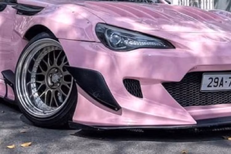 Nguyên bản, Toyota GT86 được trang bị động cơ boxer 4 xi-lanh, dung tích 2.0 lít, hút khí tự nhiên cho công suất tối đa 197 mã lực ở tua máy 7.000 vòng/phút và mô-men xoắn cực đại 205 Nm tại tua máy 6.000 vòng/phút đi kèm hệ dẫn động cầu sau.