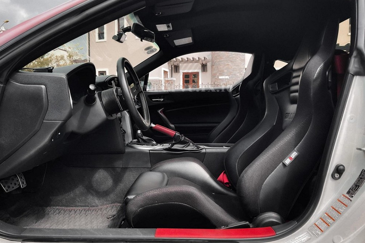 Vòng ra bên hông xe, Toyota GT86 đời 2012 này trở nên cuốn hút với bộ body kit thân rộng của Rocket Bunny khi có vòm bánh xe được mở rộng tối đa, cố định bằng đinh tán, tiếp đến là các thanh gió cố định ở 2 bên hông đuôi xe, dàn hệ thống treo của xe đến từ BC Racing.