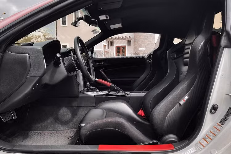 Vòng ra bên hông xe, Toyota GT86 đời 2012 này trở nên cuốn hút với bộ body kit thân rộng của Rocket Bunny khi có vòm bánh xe được mở rộng tối đa, cố định bằng đinh tán, tiếp đến là các thanh gió cố định ở 2 bên hông đuôi xe, dàn hệ thống treo của xe đến từ BC Racing.