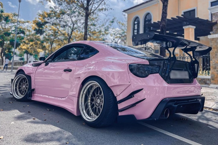 Tại Việt Nam, số lượng dòng Toyota 86 hay Toyota GT86 không có quá nhiều nhưng các chủ xe luôn tìm cách tạo ra sự khác biệt bằng cách trang bị cho xe nhiều bản độ, trong số này, có một xe Toyota GT86 tại Hà Nội được thay đổi toàn diện ngoại thất và nội thất theo phong cách độ thân rộng bắt vít rất nổi tiếng của thương hiệu độ xe đến từ Nhật Bản.