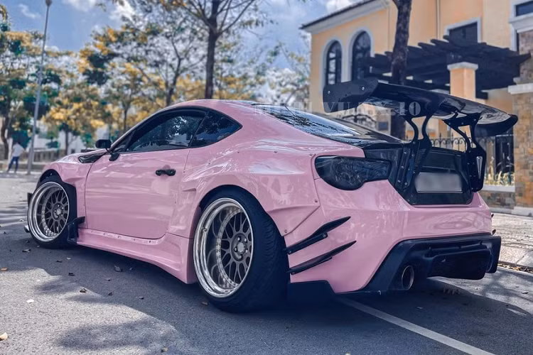Tại Việt Nam, số lượng dòng Toyota 86 hay Toyota GT86 không có quá nhiều nhưng các chủ xe luôn tìm cách tạo ra sự khác biệt bằng cách trang bị cho xe nhiều bản độ, trong số này, có một xe Toyota GT86 tại Hà Nội được thay đổi toàn diện ngoại thất và nội thất theo phong cách độ thân rộng bắt vít rất nổi tiếng của thương hiệu độ xe đến từ Nhật Bản.
