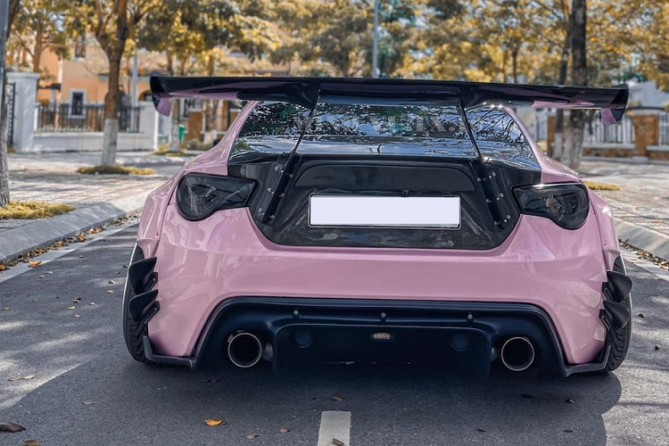 Nhận thấy một chiếc xe thể thao Toyota GT86 đời 2012 có ngoại hình đã quá cũ kỹ nên chủ nhân cũ đã ngay lập tức lên dach sách những mòn đồ chơi cần độ cho xe, trong đó, việc lột xác ngoại hình qua body kit độ rất quan trọng và chủ xe đã quyết định chọn Rocket Bunny, một hãng độ xe của Nhật Bản trực thuộc công ty TRA, tập đoàn Hashimoto có trụ sở tại Kyoto do CEO Miura Kei đứng đầu.