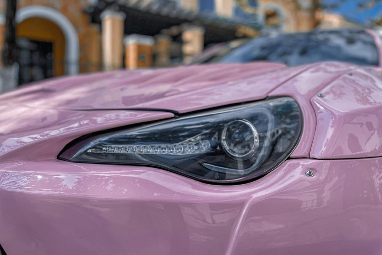 So với xe nguyên bản, Rocket Bunny gần như đã thiết kế lại toàn bộ ngoại hình cho xe Toyota GT86 đời 2012, đầu tiên là mặt tiền nhận được mặt ca-lăng mới, hãng độ này tạo ra 2 bên đầu xe với các nếp gấp dữ dằn và thêm vào cánh gió cỡ lớn được sơn đen, đối lập với màu trắng nguyên bản của xe. Tiếp đến là nắp capô carbon của hãng Wald với các gờ nổi.