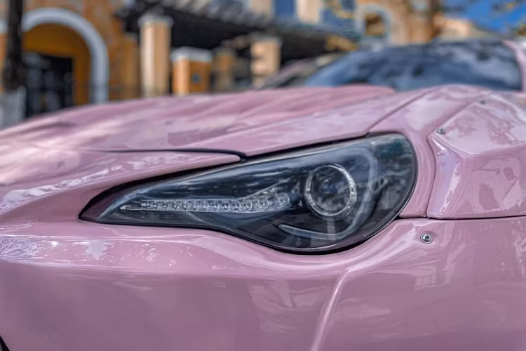 So với xe nguyên bản, Rocket Bunny gần như đã thiết kế lại toàn bộ ngoại hình cho xe Toyota GT86 đời 2012, đầu tiên là mặt tiền nhận được mặt ca-lăng mới, hãng độ này tạo ra 2 bên đầu xe với các nếp gấp dữ dằn và thêm vào cánh gió cỡ lớn được sơn đen, đối lập với màu trắng nguyên bản của xe. Tiếp đến là nắp capô carbon của hãng Wald với các gờ nổi.