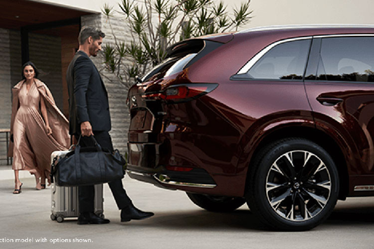 Ở bất kỳ phiên bản nào, xe cũng được trang bị một loạt hệ thống an toàn chủ động hỗ trợ người lái như kiểm soát hành trình radar bao gồm tính năng dừng và đi, hỗ trợ giữ làn với cảnh báo chệch làn, cảnh báo phương tiện cắt ngang phía sau. Ngoài ra, xe còn trang bị màn hình giám sát điểm mù, hỗ trợ phanh chủ động thông minh trong phố, cảnh báo người lái mất tập trung và cảnh báo hành khách hàng ghế sau...