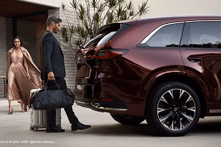 Ở bất kỳ phiên bản nào, xe cũng được trang bị một loạt hệ thống an toàn chủ động hỗ trợ người lái như kiểm soát hành trình radar bao gồm tính năng dừng và đi, hỗ trợ giữ làn với cảnh báo chệch làn, cảnh báo phương tiện cắt ngang phía sau. Ngoài ra, xe còn trang bị màn hình giám sát điểm mù, hỗ trợ phanh chủ động thông minh trong phố, cảnh báo người lái mất tập trung và cảnh báo hành khách hàng ghế sau...