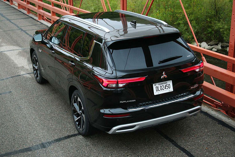 Mitsubishi Outlander 2023 được phát triển dựa trên cơ sở gầm bệ chung với Nissan X-Trail. Xe sở hữu chiều dài 4.680 mm, chiều rộng 1.860 mm, chiều cao 1.747 mm và chiều dài cơ sở 2.705 mm. So với thế hệ cũ, xe dài rộng hơn 50 mm trong khi chiều dài cơ sở tăng 35 mm.