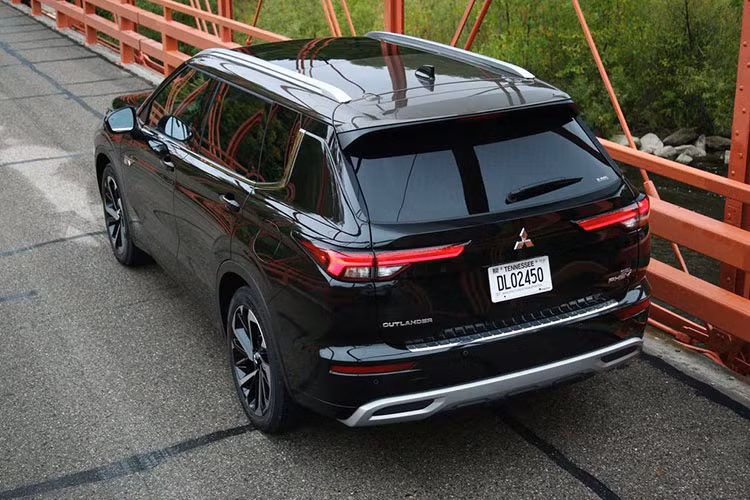 Mitsubishi Outlander 2023 được phát triển dựa trên cơ sở gầm bệ chung với Nissan X-Trail. Xe sở hữu chiều dài 4.680 mm, chiều rộng 1.860 mm, chiều cao 1.747 mm và chiều dài cơ sở 2.705 mm. So với thế hệ cũ, xe dài rộng hơn 50 mm trong khi chiều dài cơ sở tăng 35 mm.