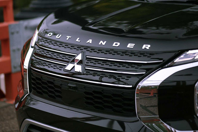Không chỉ tăng kích thước, mẫu xe SUV Mitsubishi Outlander 2023 mới còn lột xác về mặt thiết kế theo phong cách hiện đại và cao cấp hơn. Xe vẫn sở hữu phần đầu xe Dynamic Shield đặc trưng của thương hiệu Mitsubishi, hệ thống đèn 2 tầng trên đầu xe với đèn LED định vị ban ngày mỏng nằm phía trên và đèn pha đặt dọc bên dưới.