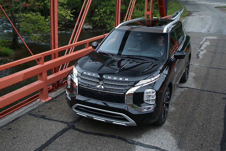 Bao quanh lưới tản nhiệt của xe là nẹp mạ crôm tạo hình chữ "X" quen thuộc. Trong khi đó, cản trước và cản sau đều có ốp màu bạc tạo cảm giác khỏe khoắn hơn. Chưa hết, xe còn đi kèm bộ vành hợp kim 20 inch, vòm bánh "cơ bắp" hơn, cửa sổ thẳng đứng, cột D dày dặn, đường chân kính mạ crôm, đèn hậu LED thanh mảnh và 2 đầu ống xả hình chữ nhật.