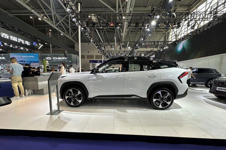 Galaxy L7 sẽ cung cấp 6 màu thân xe cho khách hàng lựa chọn đó là trắng buổi sáng, đen nửa đêm, xám bình minh, xanh da trời, tím núi buổi tối và trắng thiên hà. Chiếc xe có tổng cộng 5 cấu hình, mức giá xe Geely Galaxy L7 2023 từ 138.700 nhân dân tệ đến 173.700 nhân dân tệ (tương đương 457 triệu đồng đến 573 triệu đồng).