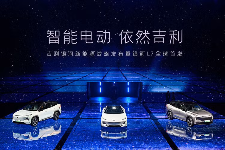 Tại triển lãm ô tô Trùng Khánh 2023 vừa diễn ra tại Trung Quốc, tập đoàn Geely cũng góp mặt khi mang chiếc SUV của mình, mẫu Galaxy L7 đến trưng bày cũng như ra mắt với khách hàng Trùng Khánh, thành phố lớn ở Tây Nam, Trung Quốc. Như vậy, Geely đang đẩy mạnh tiến độ nhận diện thương hiệu cho chiếc Geely Galaxy L7 2023 mới của mình với rất nhiều màn ra mắt.
