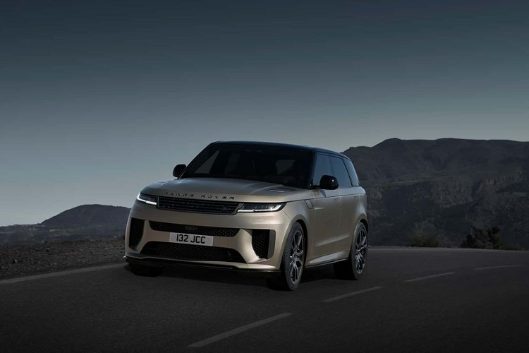 Theo xác nhận từ hãng, toàn bộ các phiên bản thường của Range Rover Sport SV 2024 đều đã bán hết cho năm sản xuất đầu tiên. Tuy nhiên, thời điểm hiện tại khách hàng vẫn có thể chọn mua phiên bản đặc biệt, giá xe Range Rover Sport SV Edition One bán ra là 171.460 bảng (tương đương khoảng 4,98 tỷ đồng).
