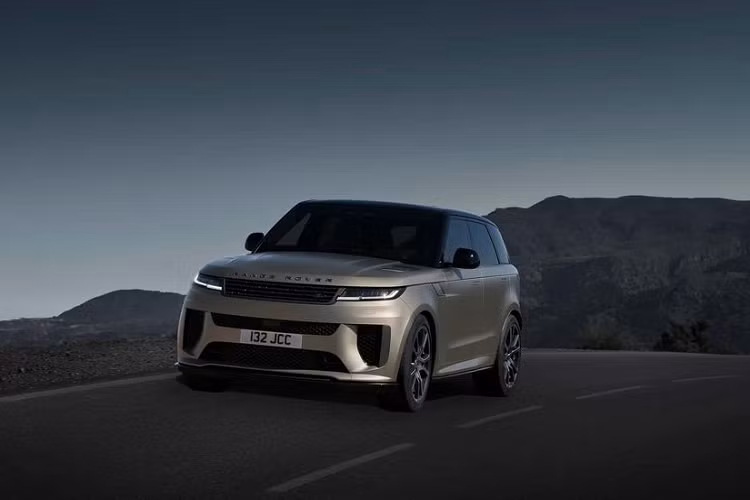 Theo xác nhận từ hãng, toàn bộ các phiên bản thường của Range Rover Sport SV 2024 đều đã bán hết cho năm sản xuất đầu tiên. Tuy nhiên, thời điểm hiện tại khách hàng vẫn có thể chọn mua phiên bản đặc biệt, giá xe Range Rover Sport SV Edition One bán ra là 171.460 bảng (tương đương khoảng 4,98 tỷ đồng).