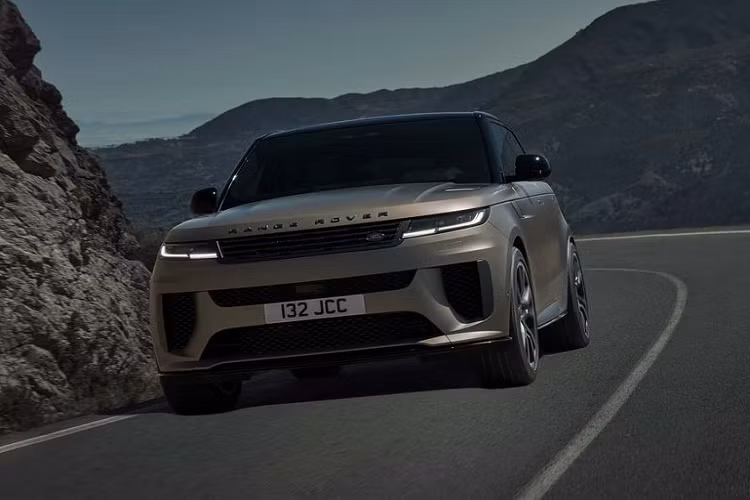 Được định vị là SUV hiệu suất cao thế nhưng từ trước đến nay Range Rover Sport không được đánh giá cao về sức mạnh bởi khối động cơ chỉ tương tự như dòng Range Rover tiêu chuẩn. Tuy nhiên, nhận định trên đã không còn đúng đối với phiên bản Range Rover Sport SV 2024 mới vừa được ra mắt. Với khối động cơ mới, mẫu SUV này đã trở thành dòng xe mạnh nhất trong lịch sử của Land Rover.