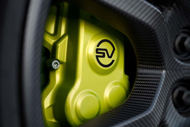 Nhằm tối ưu hóa khối lượng, Range Rover Sport SV mới còn cung cấp cho khách hàng tùy chọn mâm xe 23 inch bằng sợi carbon đầu tiên, giúp giảm 36,5 kg. Phanh gốm carbon cũng là một trang bị tùy chọn khác của Range Rover Sport, giúp giảm thêm 34 kg so với phanh tiêu chuẩn và lựa chọn nắp ca-pô bằng sợi carbon giúp giảm thêm 5,5 kg.