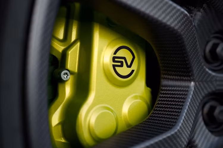 Nhằm tối ưu hóa khối lượng, Range Rover Sport SV mới còn cung cấp cho khách hàng tùy chọn mâm xe 23 inch bằng sợi carbon đầu tiên, giúp giảm 36,5 kg. Phanh gốm carbon cũng là một trang bị tùy chọn khác của Range Rover Sport, giúp giảm thêm 34 kg so với phanh tiêu chuẩn và lựa chọn nắp ca-pô bằng sợi carbon giúp giảm thêm 5,5 kg.