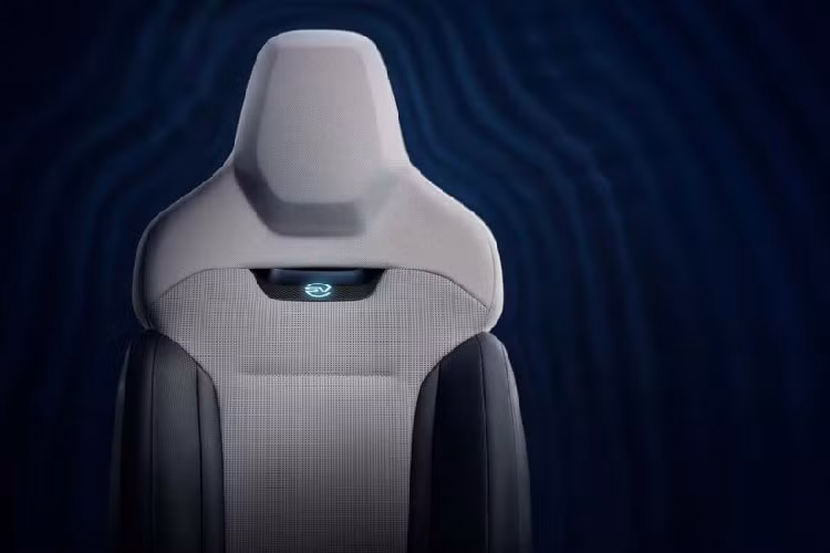 Range Rover Sport SV mới sử dụng hệ thống treo 6D Dynamic, gồm bộ giảm chấn thủy lực liên kết với nhau và treo khí nén có thể điều chỉnh độ cao, giúp loại bỏ thanh chống lật, khiến khung gầm của SV mới trở lên phức tạp nhất phân khúc. Bên cạnh đó, xe cũng được trang bị bộ lốp hiệu suất cao Michelin Pilot Sport All Season 4 với kích thước bánh sau to hơn bánh trước (285/40 ở bánh trước và 305/35 ở bánh sau) giúp tăng độ bám đường.