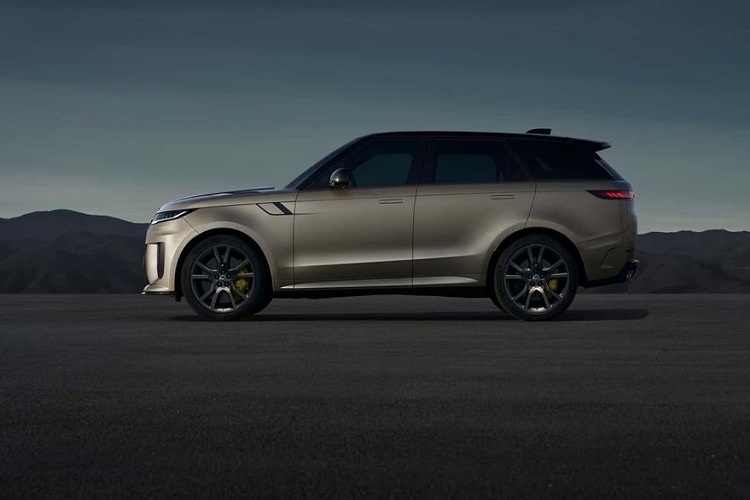 Không những vậy, mô men xoắn của mẫu SUV này còn có thể tăng 50 đơn vị lên 800 Nm trong một khoảng thời gian nhất định khi kích hoạt chế độ Dynamic Launch. Đi kèm với khối động cơ trên là hệ dẫn động 4 bánh toàn thời gian và hộp số tự động 8 cấp.