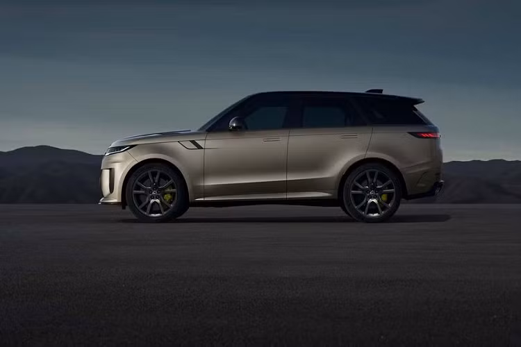 Không những vậy, mô men xoắn của mẫu SUV này còn có thể tăng 50 đơn vị lên 800 Nm trong một khoảng thời gian nhất định khi kích hoạt chế độ Dynamic Launch. Đi kèm với khối động cơ trên là hệ dẫn động 4 bánh toàn thời gian và hộp số tự động 8 cấp.