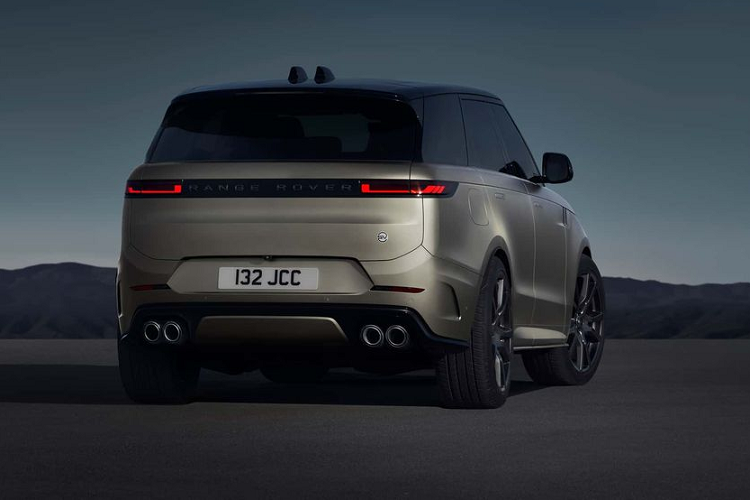 Các thông số trên Range Rover Sport SV cao hơn đáng kể so với 567 mã lực và 700Nm từ động cơ V8 5.0L siêu nạp ở bản cũ. Với "trái tim" mạnh mẽ hơn, Range Rover Sport SV 2024 mất 3,6 giây để tăng tốc từ 0 lên 96 km/h trước khi đạt tốc độ tối đa 289 km/h, nhanh hơn hẳn so với con số 4,3 giây của bản cũ.