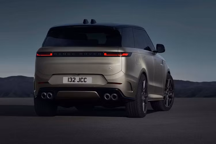 Các thông số trên Range Rover Sport SV cao hơn đáng kể so với 567 mã lực và 700Nm từ động cơ V8 5.0L siêu nạp ở bản cũ. Với "trái tim" mạnh mẽ hơn, Range Rover Sport SV 2024 mất 3,6 giây để tăng tốc từ 0 lên 96 km/h trước khi đạt tốc độ tối đa 289 km/h, nhanh hơn hẳn so với con số 4,3 giây của bản cũ.
