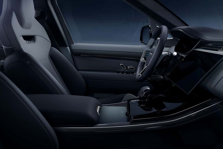 Khi lái xe ở dải tốc độ cao, tài xế có thể kích hoạt chế độ lái Dynamic. Lúc này, xe sẽ được hạ gầm thêm 15 mm, đồng thời cải thiện phản ứng chân ga, hệ thống lái và tốc độ phản ứng của hộp số 8AT. Nội thất của Range Rover Sport SV 2024 cũng được tinh chỉnh lại với vô lăng kiểu dáng mới tích hợp nút chế độ SV và cần số bằng gốm.