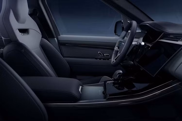 Khi lái xe ở dải tốc độ cao, tài xế có thể kích hoạt chế độ lái Dynamic. Lúc này, xe sẽ được hạ gầm thêm 15 mm, đồng thời cải thiện phản ứng chân ga, hệ thống lái và tốc độ phản ứng của hộp số 8AT. Nội thất của Range Rover Sport SV 2024 cũng được tinh chỉnh lại với vô lăng kiểu dáng mới tích hợp nút chế độ SV và cần số bằng gốm.