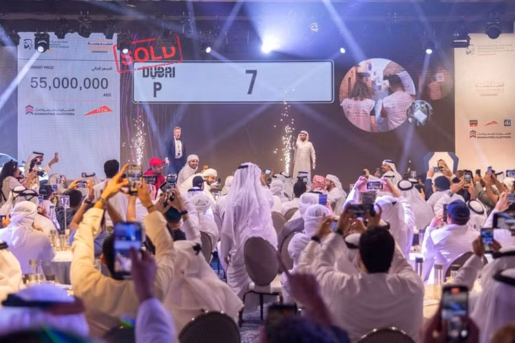 Vào năm ngoái, một doanh nhân đã chi 9 triệu USD cho biển số D5 sau khi anh ta bị từ chối vào một số khách sạn sang trọng, nơi chỉ cho phép những chiếc xe một chữ số.