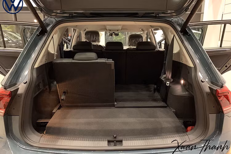 Nhìn chung, thiết kế và trang bị trên Tiguan Allspace bản cũ và mới không có quá nhiều khác biệt. Phiên bản mới chỉ được tinh chỉnh một chút ở cản trước và sau, cụm đèn led và nút cảm ứng bên trong nội thất.