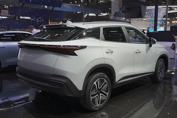 Thay đổi tiếp theo của OMODA 5 e-QUA nằm ở vành la-zăng mới với thiết kế 5 chấu khí động lực học và cản sau đơn giản hơn đồng thời không đi kèm 2 đầu ống xả giả mạ crôm như phiên bản máy xăng.