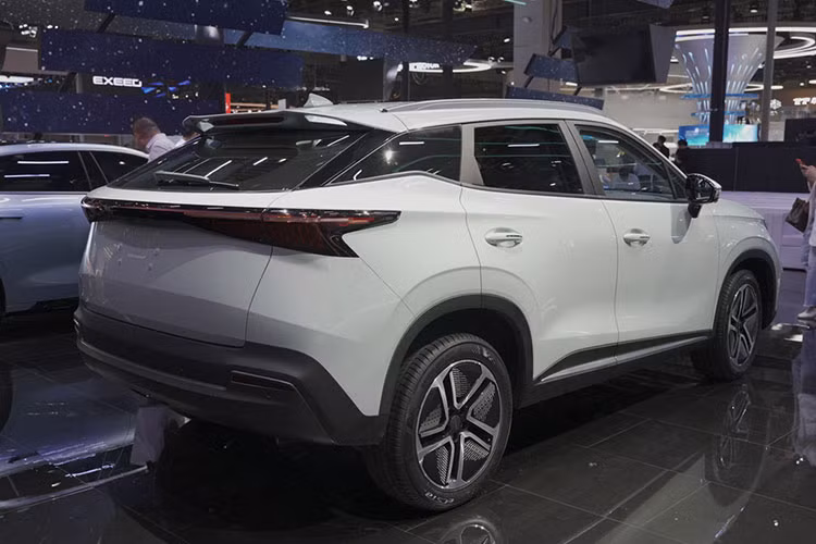 Thay đổi tiếp theo của OMODA 5 e-QUA nằm ở vành la-zăng mới với thiết kế 5 chấu khí động lực học và cản sau đơn giản hơn đồng thời không đi kèm 2 đầu ống xả giả mạ crôm như phiên bản máy xăng.