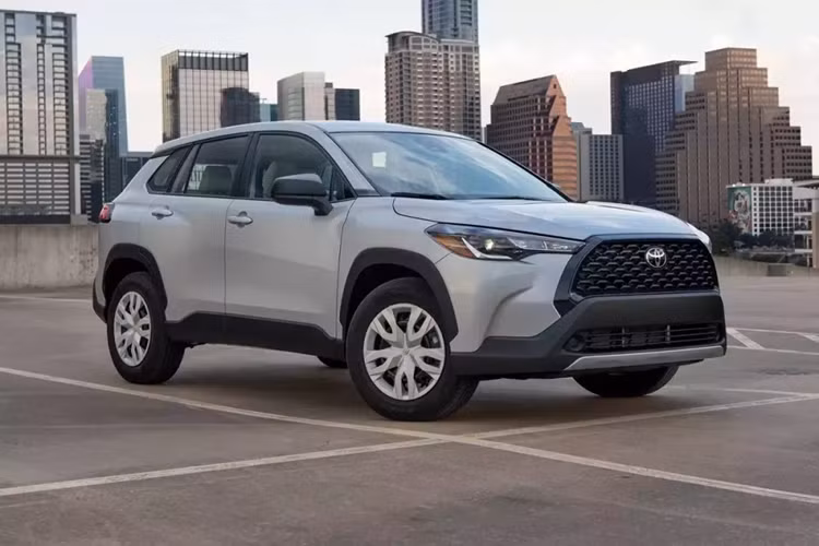  Toyota Corolla Cross Với những ai thích ý tưởng sở hữu một chiếc Corolla Hatchback gầm cao hơn và mang thiết kế đậm chất SUV hơn thì Toyota Corolla Cross chính là đích đến lý tưởng. Tương tự các mẫu xe Toyota khác, Corolla Cross cũng được đánh giá cao về độ đáng tin cậy. Giá bán của mẫu xe này cũng ở mức vừa phải, khởi điểm dưới 25.000 USD.