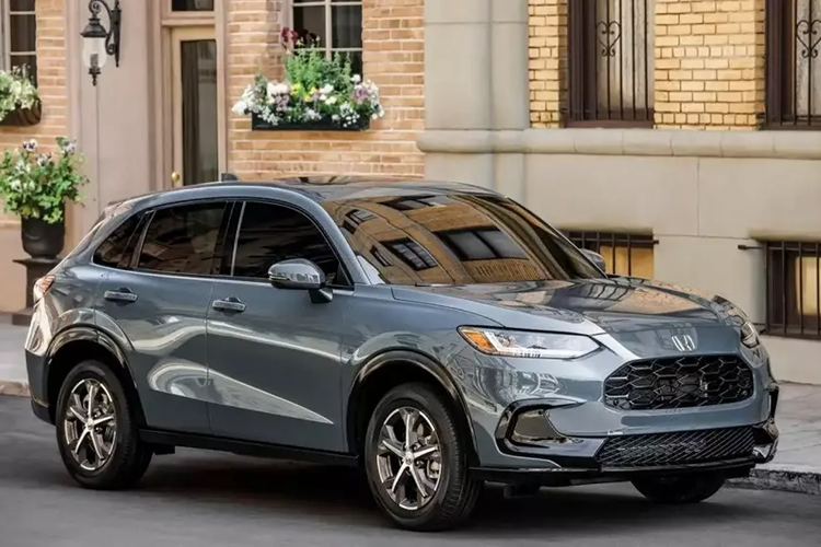 Honda HR-V Honda HR-V không phải là mẫu xe quá lớn nhưng thế hệ mới đã rộng rãi hơn nhiều. Mẫu xe này cũng không khiến người lái dính lưng vào ghế khi đạp ga nhưng lại bền bỉ, ít hỏng và giá khởi điểm chưa đến 25.000 USD.