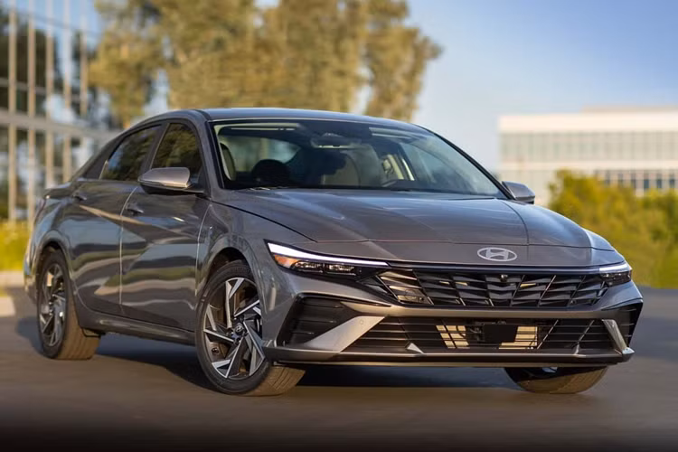 Ngoài ra, Hyundai Elantra còn là mẫu xe bền bỉ và ít hỏng theo kết quả khảo sát của tạp chí Consumer Reports. Giá khởi điểm của mẫu xe Hàn Quốc này ở thị trường Mỹ là dưới 30.000 USD, trừ phiên bản N hiệu suất cao.