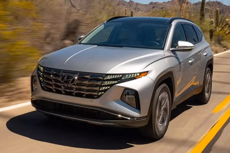  Hyundai Tucson Hyundai Tucson là mẫu SUV cỡ C với thiết kế cá tính, độc đáo nhưng không kém phần đáng tin cậy. Nếu không ác cảm với thiết kế ngoại thất của Hyundai Tucson thì đây là mẫu SUV cỡ C đáng mua. Chỉ đáng tiếc là Hyundai Tucson Hybrid tiết kiệm xăng hơn lại có giá khởi điểm trên 30.000 USD.